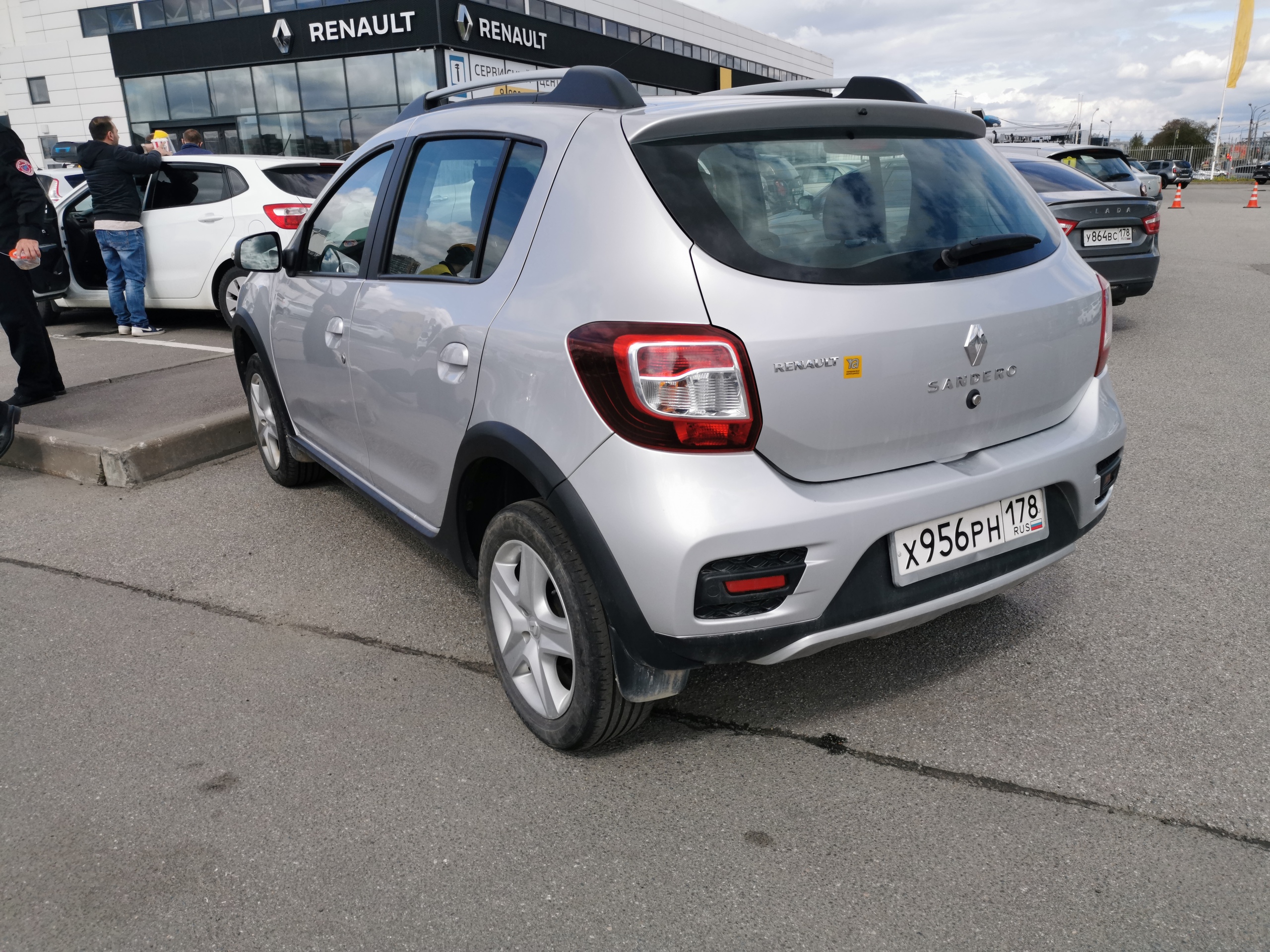 Осмотр Renault Sandero курильщика.